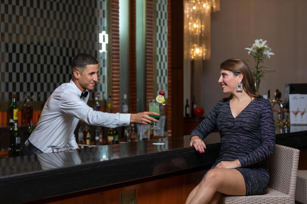 Steigenberger Marhaba Thalasso Hammamet Exterior foto A bartender serving a drink to a customer
