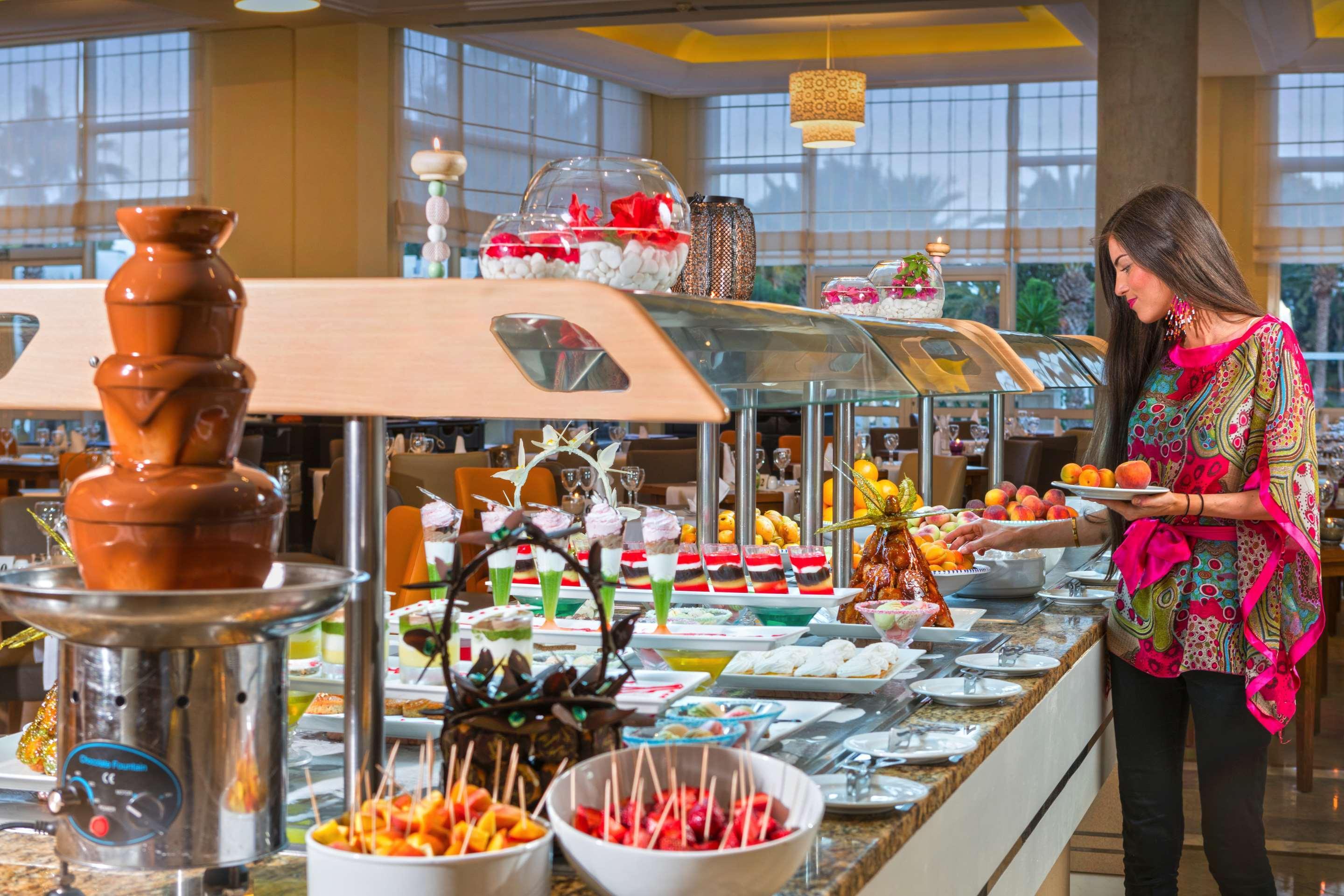 Hotel Steigenberger Marhaba Thalasso Hammamet Exterior foto A chocolate fountain at a buffet